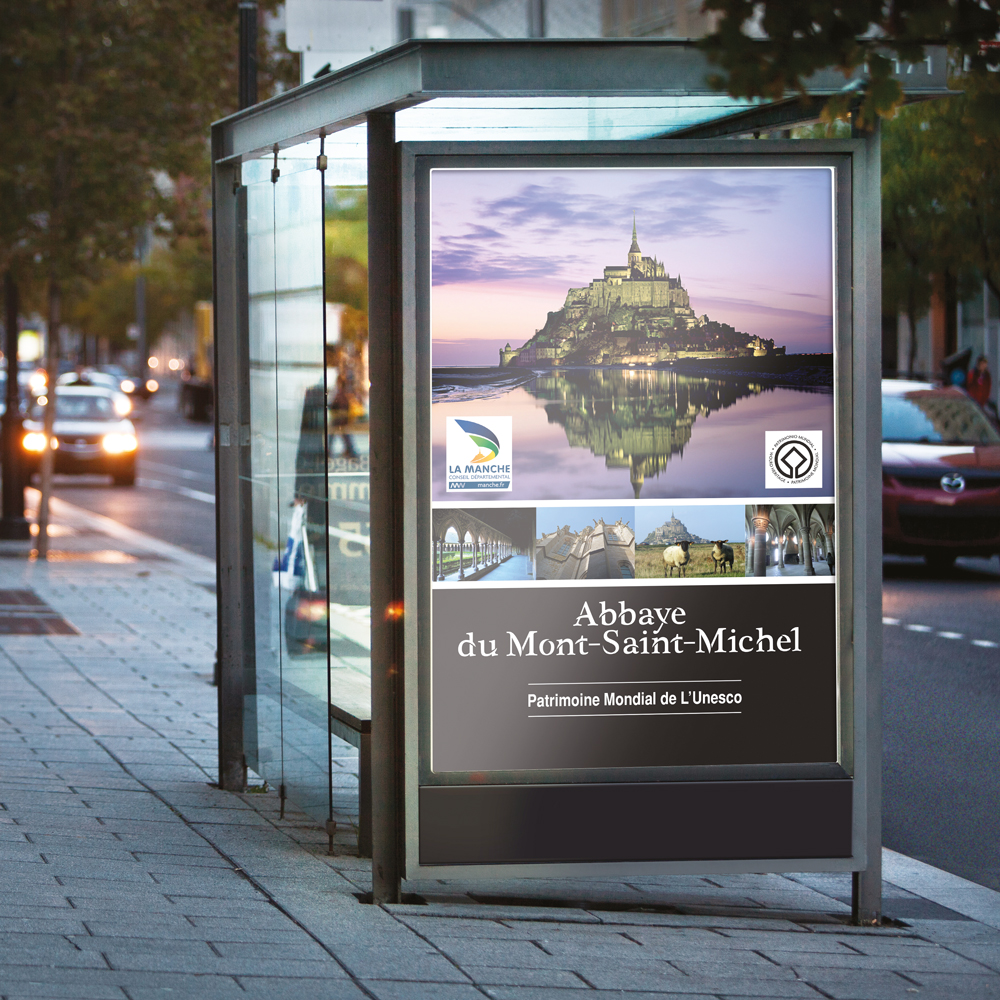 Affiche du Mont Saint-Michel sur un arrêt de bus dans la rue. Affiche réalisée par Delaroche Publicités.